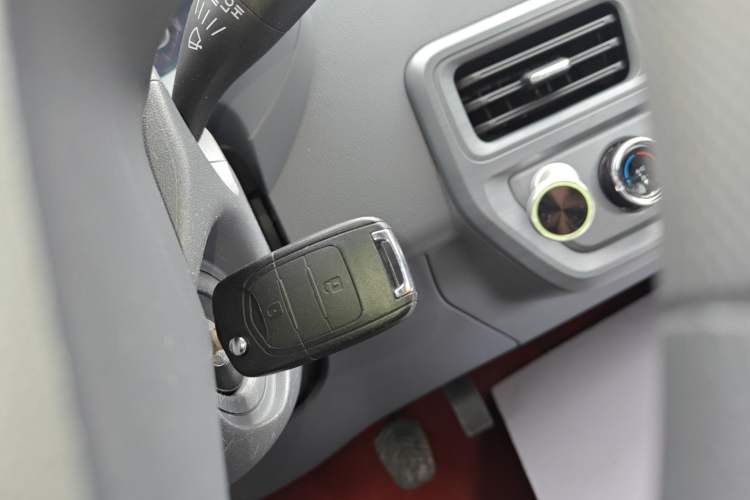 Used Wuling Yangguang 2024 300KM Comfort Version Passenger Van 75kW
