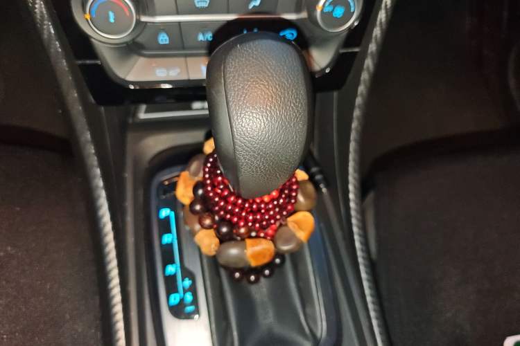 Used JMC Yusheng S330 2016 1.5L GTDi Automatic Two-Wheel Drive Prestige Edition Gear Lever