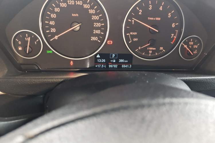 Used BMW 3 Series 2016 320Li Fashion Model Odometer Close Up