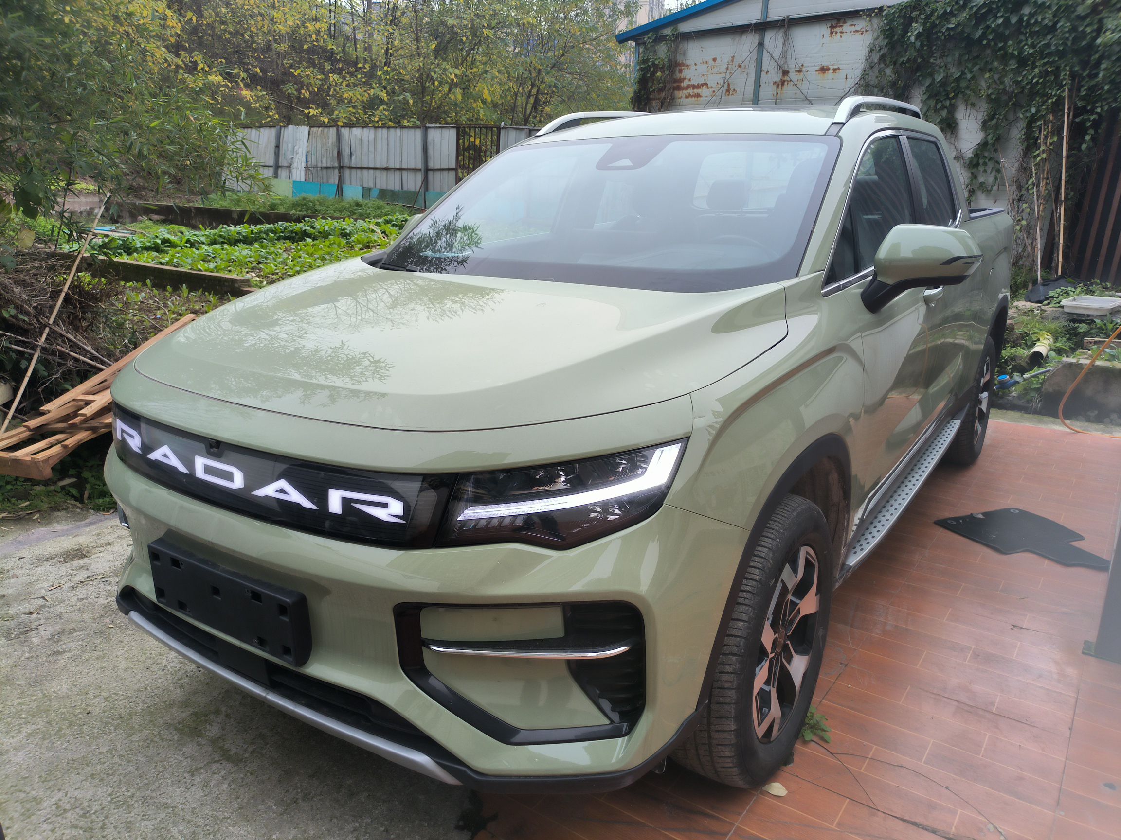 Под передней частью автомобиля