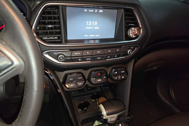 Used GAC Trumpchi GS4 2017 200T G-DCT Two-Wheel Drive Luxury Edition Audio And AC Panel