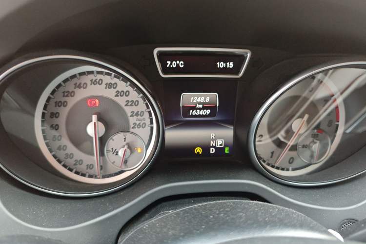 Used Mercedes-Benz GLA 2015 GLA 200 Fashion Model Odometer Close Up