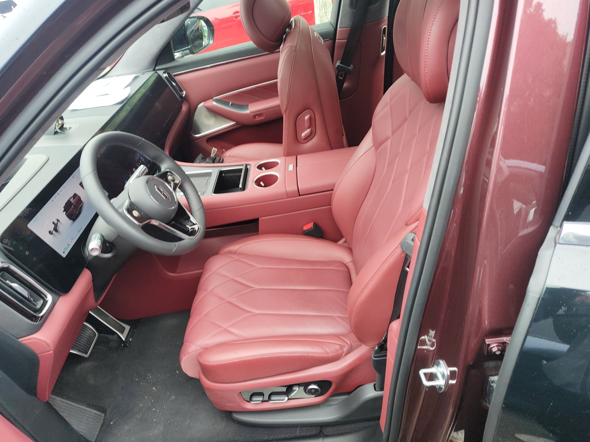 المقاعد الأمامية داخل السيارة