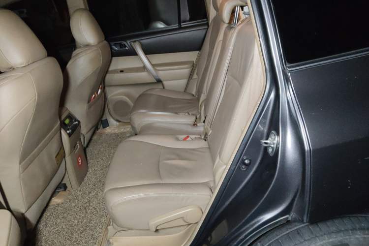 Used Toyota Highlander 2012 2.7L Two-Wheel Drive 7-Seater Luxury Edition