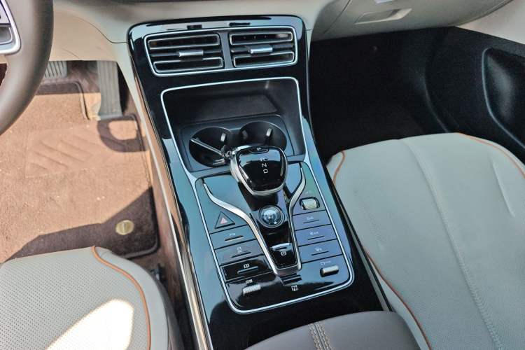 Used BYD Qin PLUS 2024 Honor Edition EV 420KM Leading Model Gear Lever