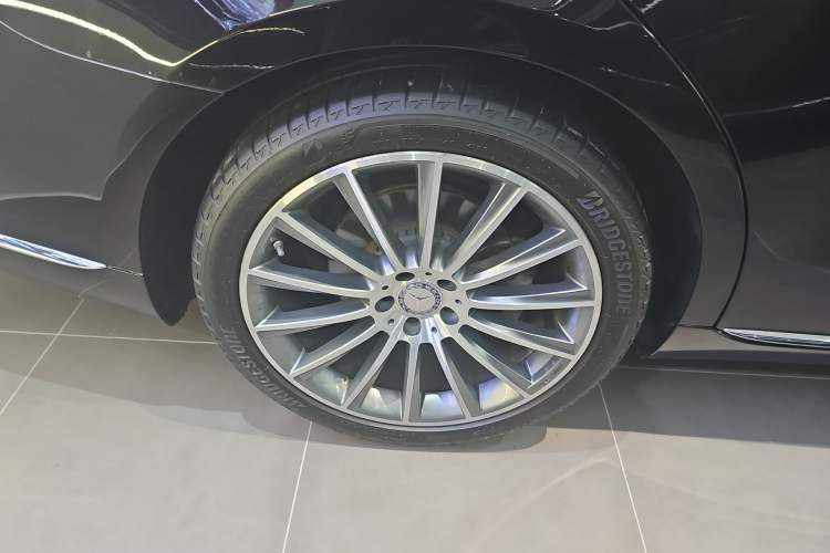 Used Mercedes-Benz S-Class 2023 Updated S 400 L Business Version Right Rear Wheel Hub