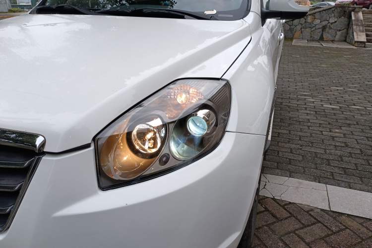 Used Geely Auto GX7 2015 Sports Edition 2.0L Automatic Luxury Upgrade Version China V Standard