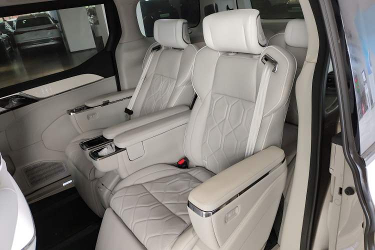 Used Volvo EM90 2025 Ultra Six-Seater
