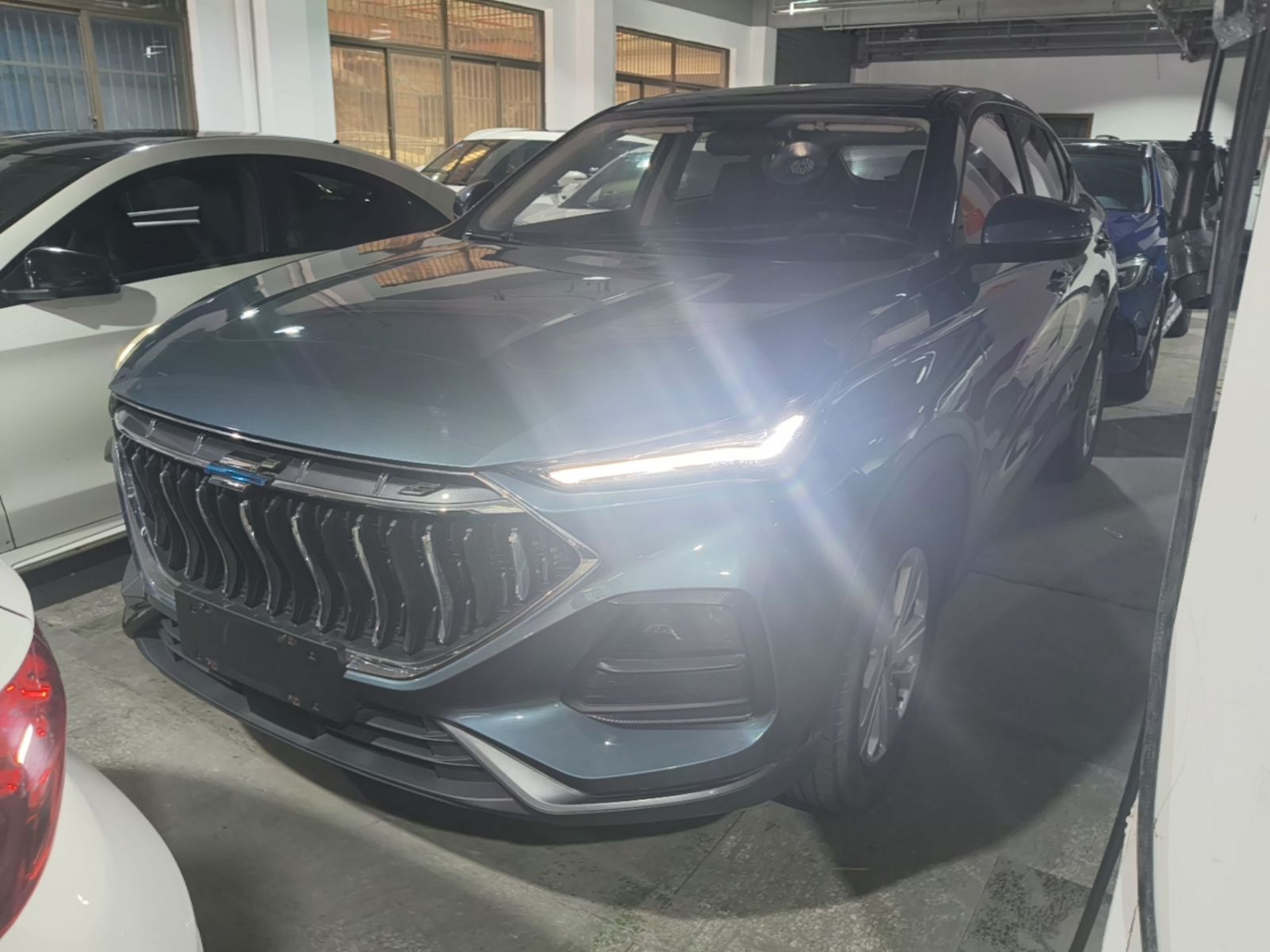 Под передней частью автомобиля