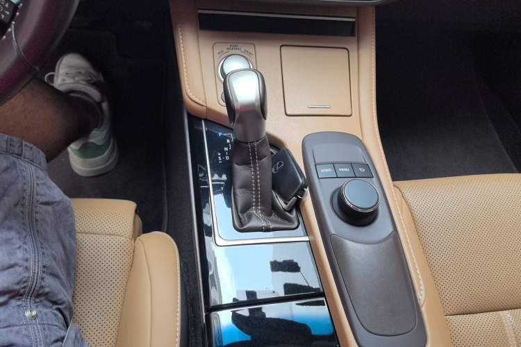 Used Lexus ES 2015 200 Elite Edition Gear Lever