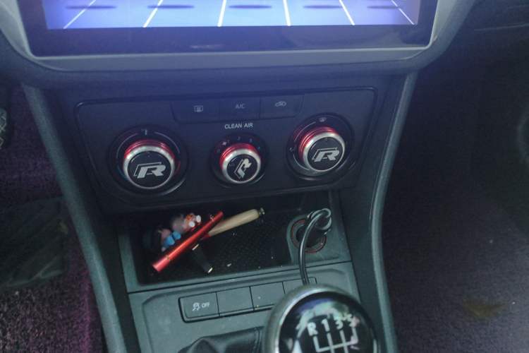 Used Volkswagen Lavida 2015 1.6L Manual Fashion Edition Audio And AC Panel