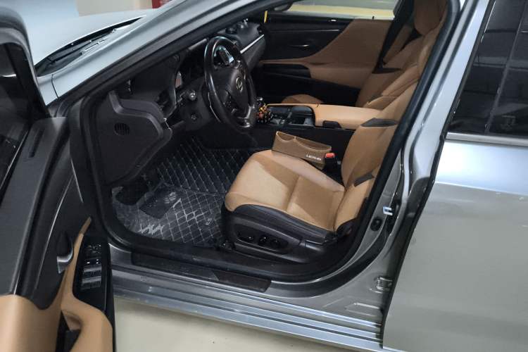 Used Lexus ES 2020 300h Premier Edition
