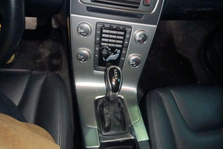 Used Volvo S60 2015 S60L 2.0T Zhiyuan Edition