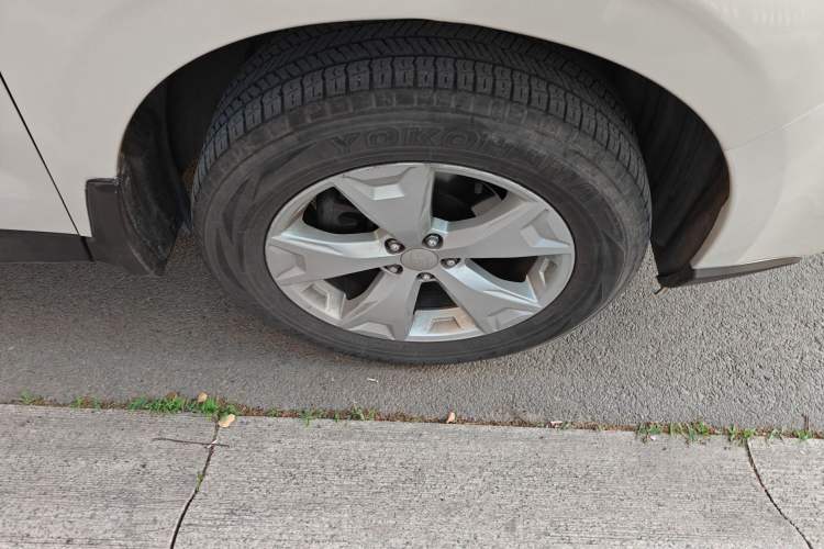 Used Subaru Forester 2013 2.5i Automatic Luxury Edition Right Front Wheel Hub