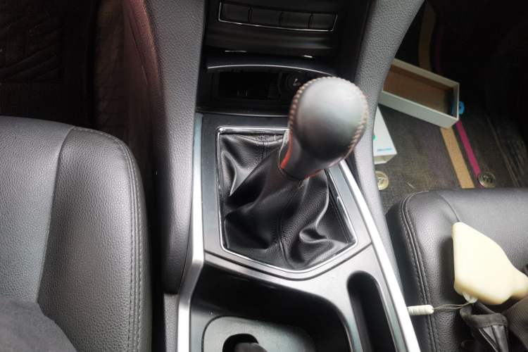 Used JMC Yusheng S350 2013 2.0T Manual 4x4 Gasoline Ultra-Luxury 5-Seater Gear Lever