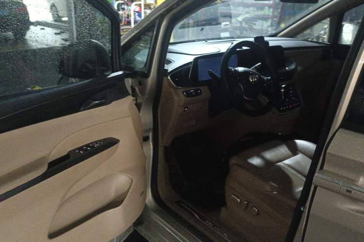 Used Buick GL8 2020 ES Land Cruiser 653T Flagship Model Driver Seat