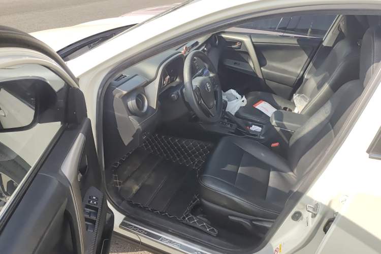 Used Toyota RAV4 2015 2.0L CVT Two-Wheel Drive Fashion Edition