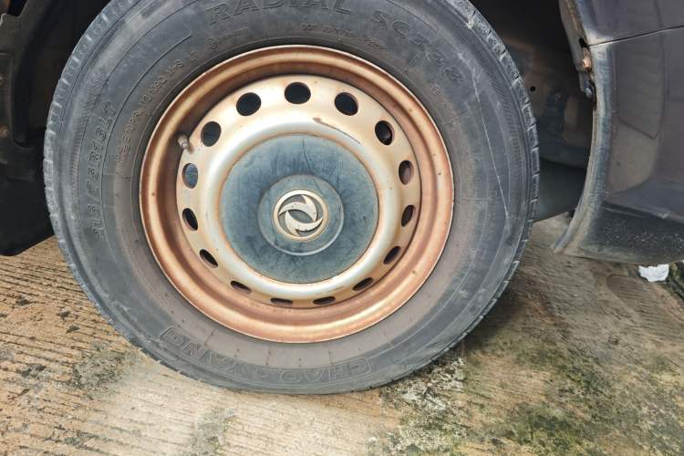 Used Dongfeng Yufeng 2020 2.3T Economy Standard Edition Logistics Vehicle Short Wheelbase Mid-Roof Design 5-9 Seats WP2.3 Right Front Wheel Hub