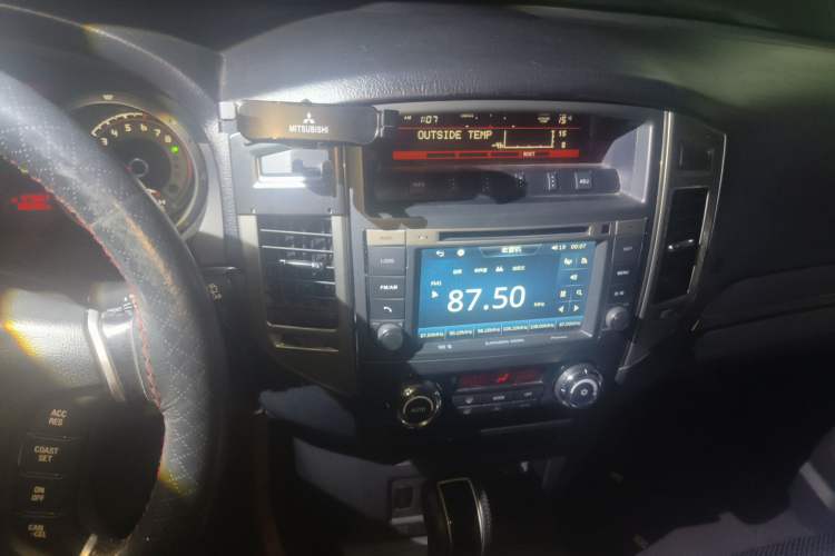 Used Mitsubishi Pajero 2016 3.0L Automatic Standard Version China V Standard Audio And AC Panel