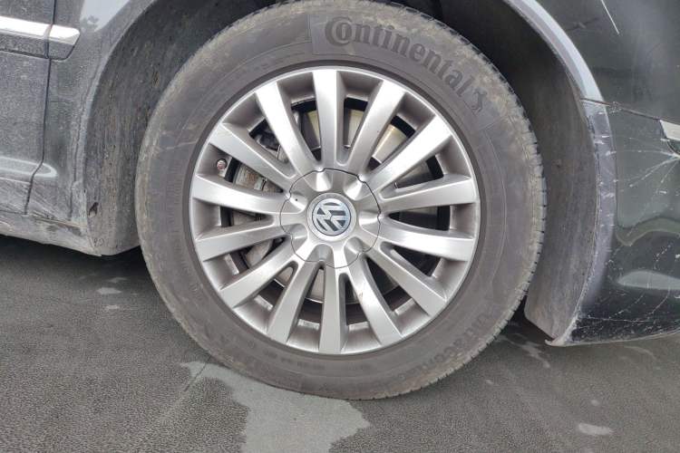 Used Volkswagen Phaeton 2012 3.0L Business Edition Right Front Wheel Hub