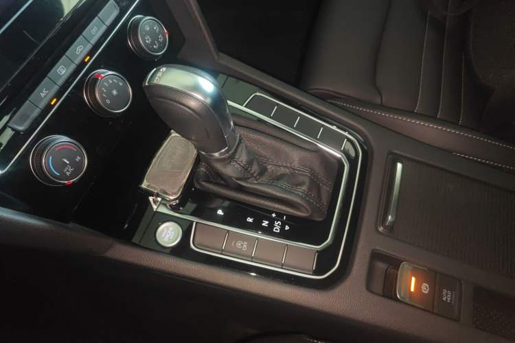 Used Volkswagen Magotan 2023 2 Million Units Limited-Edition 280TSI DSG Comfort Version Gear Lever