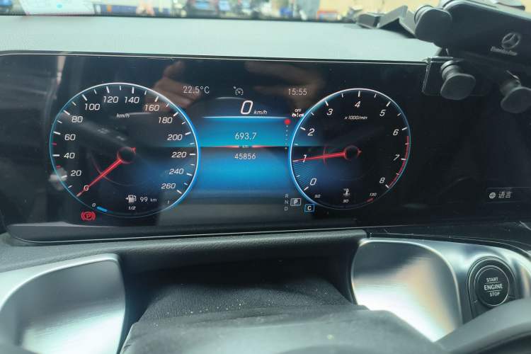 Used Mercedes-Benz GLB 2023 GLB 220 4MATIC Odometer Close Up
