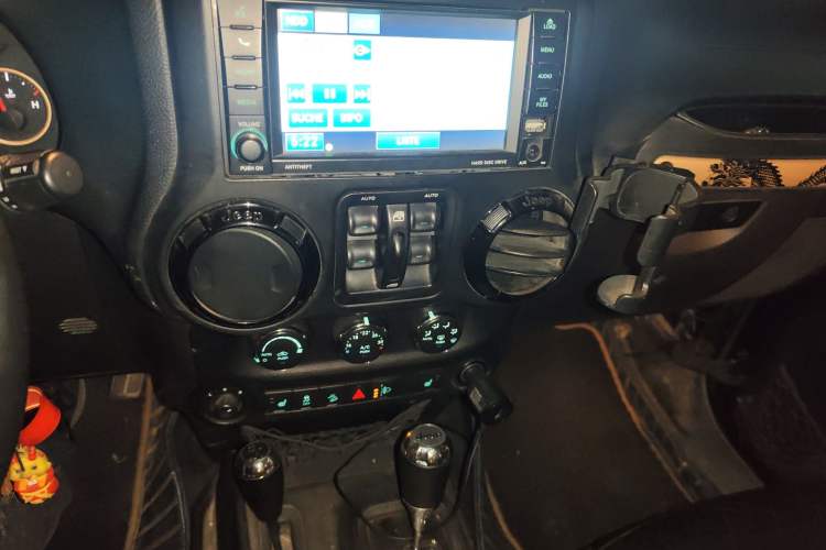 Used Jeep Wrangler 2013 3.6L Sahara Four-Door Edition Audio And AC Panel