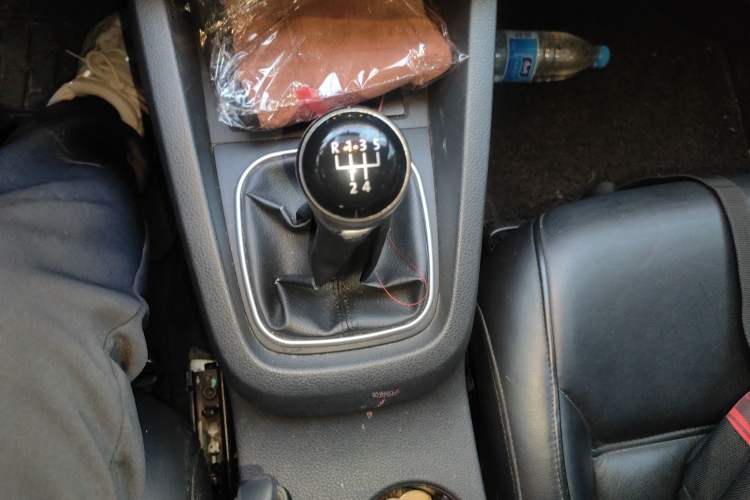 Used Volkswagen Sagitar 2012 1.4TSI Manual Luxury Model Gear Lever