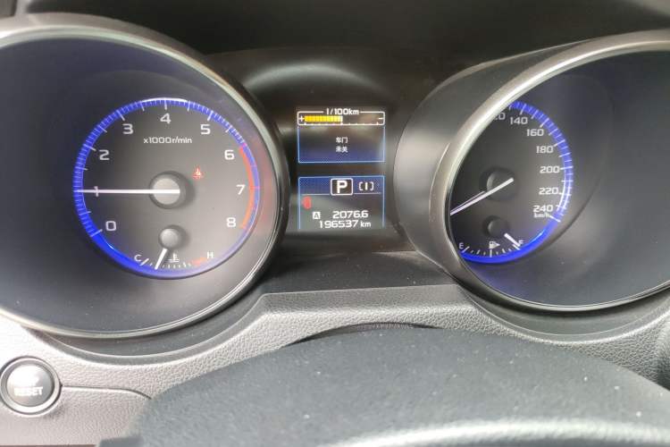 Used Subaru Outback 2015 2.5i Luxury Navigation Edition Odometer Close Up