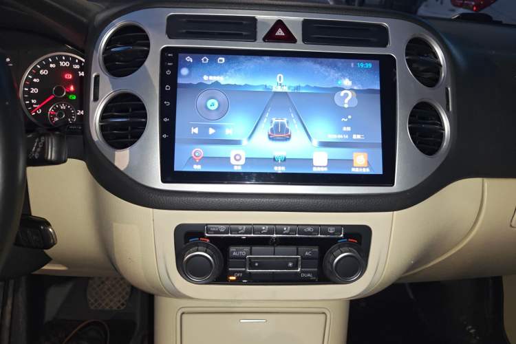 Used Volkswagen Tiguan 2010 1.8TSI Automatic All-Wheel-Drive Elite Edition Audio And AC Panel