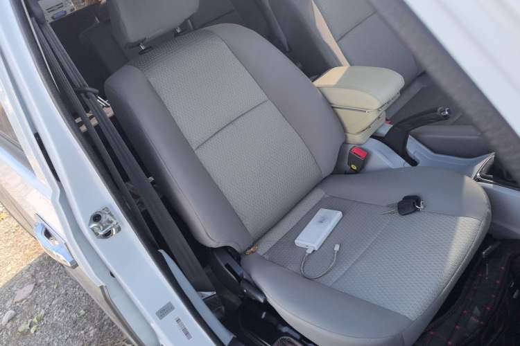 Used Jinbei Hiace X30 2024 1.5L Wealthy-Style Passenger Van 5/6/7 Seater
