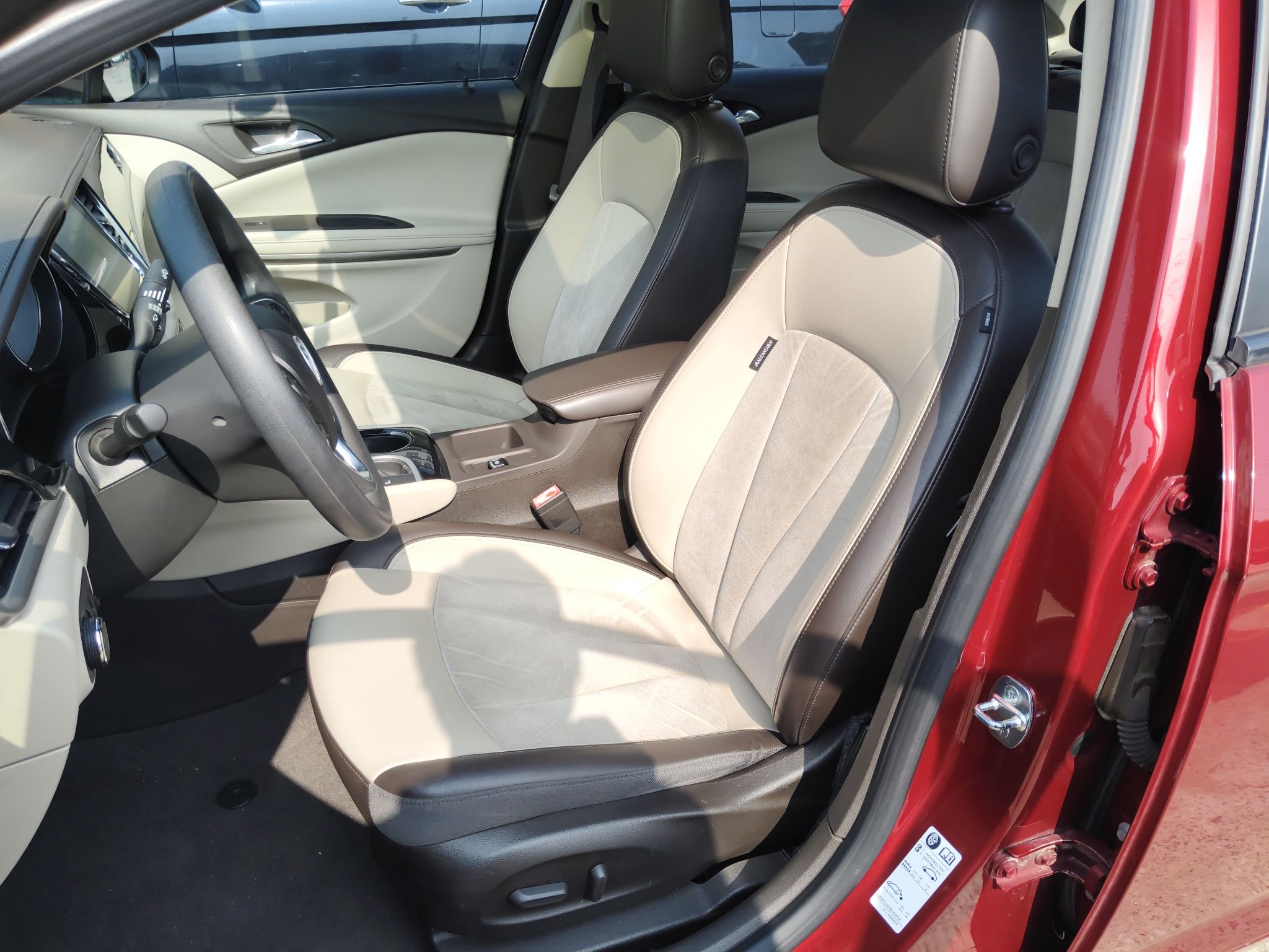 المقاعد الأمامية داخل السيارة