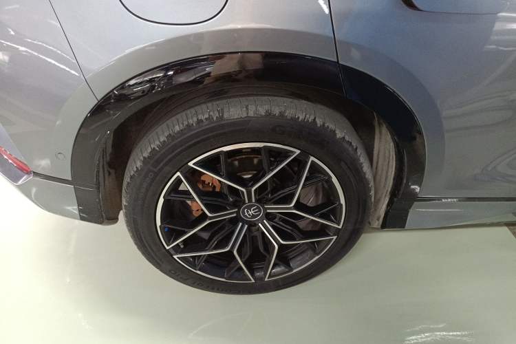 Used BYD Song L EV 2025 Intelligent Driving Version 602 km Range LiDAR-equipped All-Wheel-Drive Type Right Rear Wheel Hub