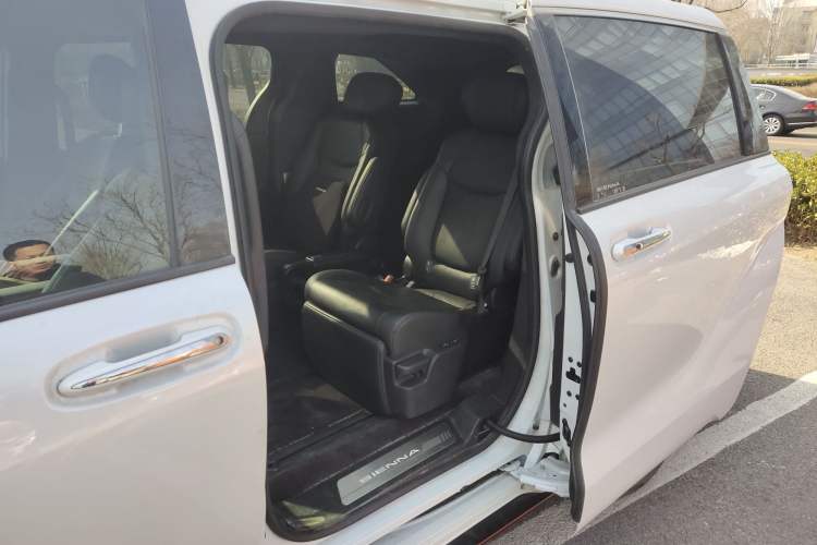 Used Toyota SIENNA 2023 2.5L Hybrid Deluxe Edition