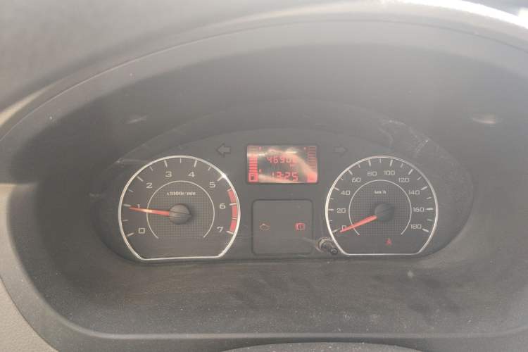 Used Wuling Hongguang 2015 1.5L S Basic Version China V Standard Odometer Close Up