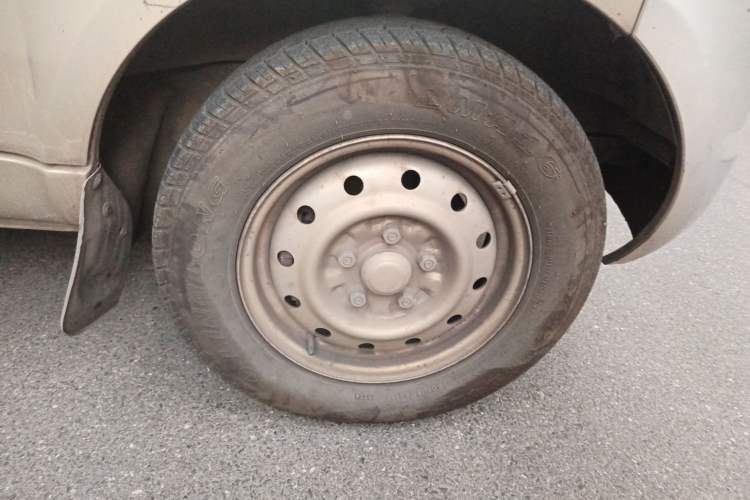 Used Wuling Rongguang 2020 1.5L Extended Basic Version China VI Standard L3C Right Front Wheel Hub