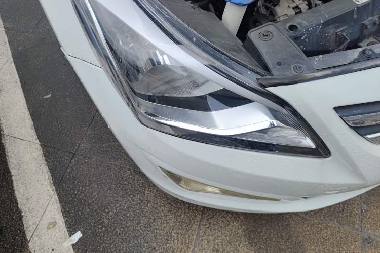 Used Hyundai Verna (older generation) 2016 1.4L Automatic Smart GLS Right Front Headlight