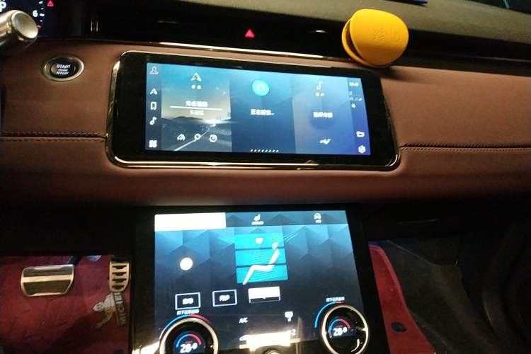 Used Land Rover Range Evoque 2022 Aurora L 249 PS R-Dynamic Luxury Edition Audio And AC Panel