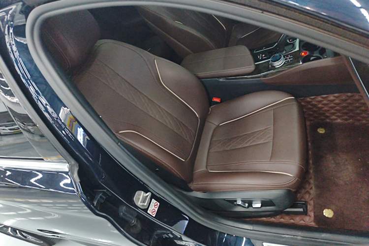 Used BMW 5 Series 2022 Restyled 525Li M Sport Package Right Front Seat