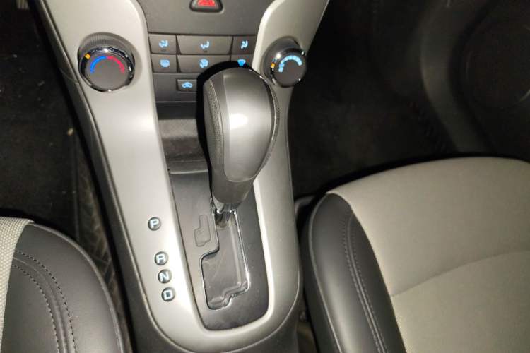 Used Chevrolet Cruze 2013 1.8L SE AT Gear Lever
