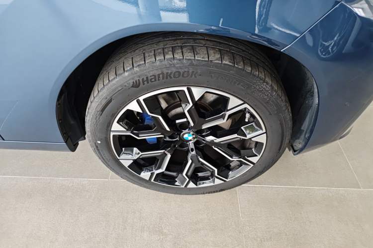 Used BMW X3 2025 xDrive30L Luxury Edition M Sport Package Right Front Wheel Hub