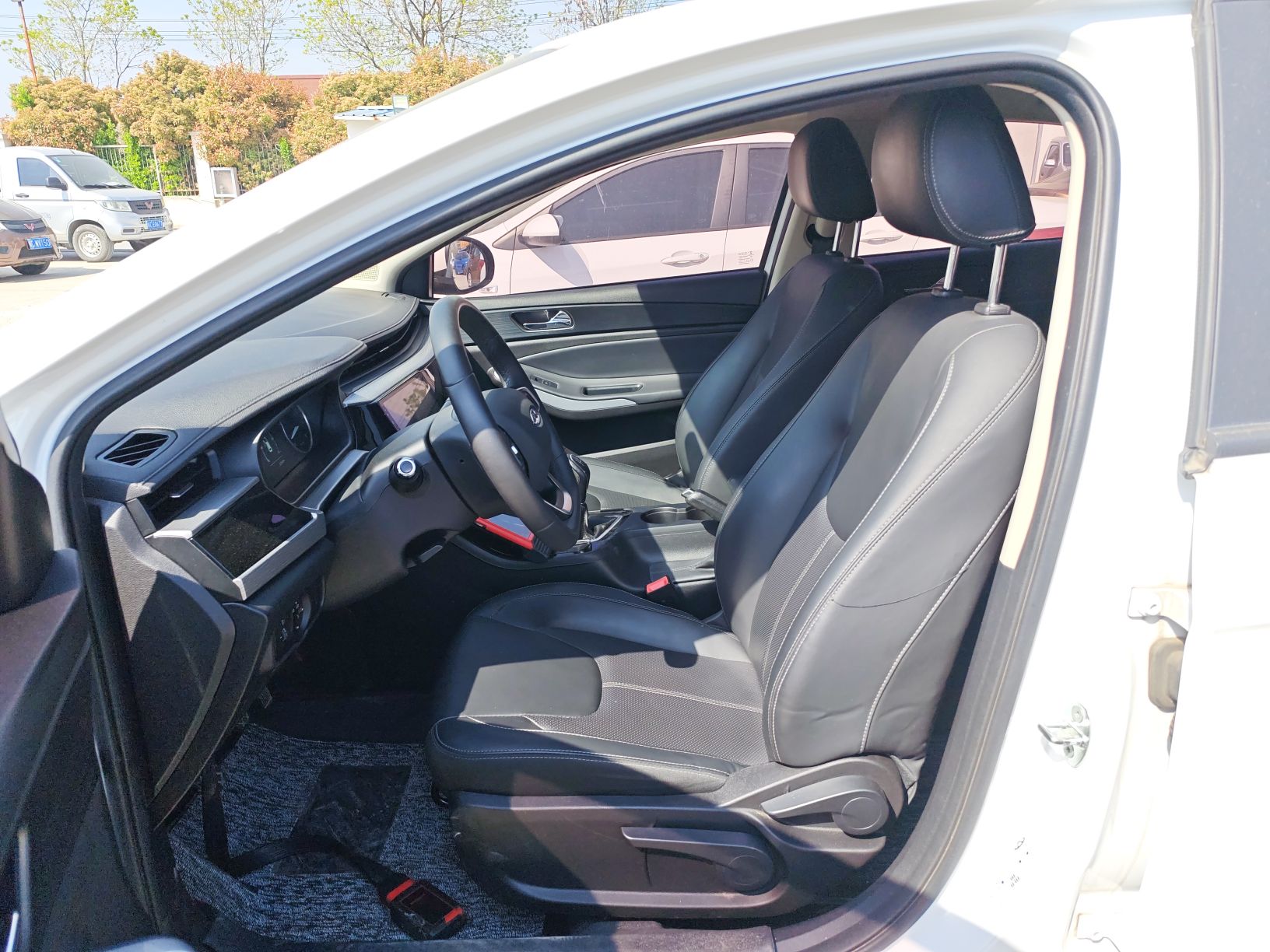 Переднее сиденье в автомобиле