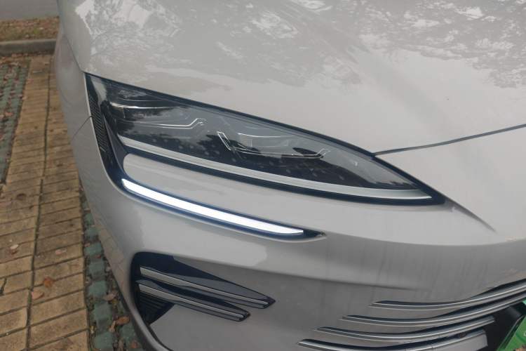 Used BYD Song PLUS New Energy 2025 DM-i 112KM Prestige Model Right Front Headlight