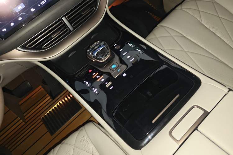 Used Denza D9 2022 DM-i 970 Four-Wheel Drive Prestige Model
