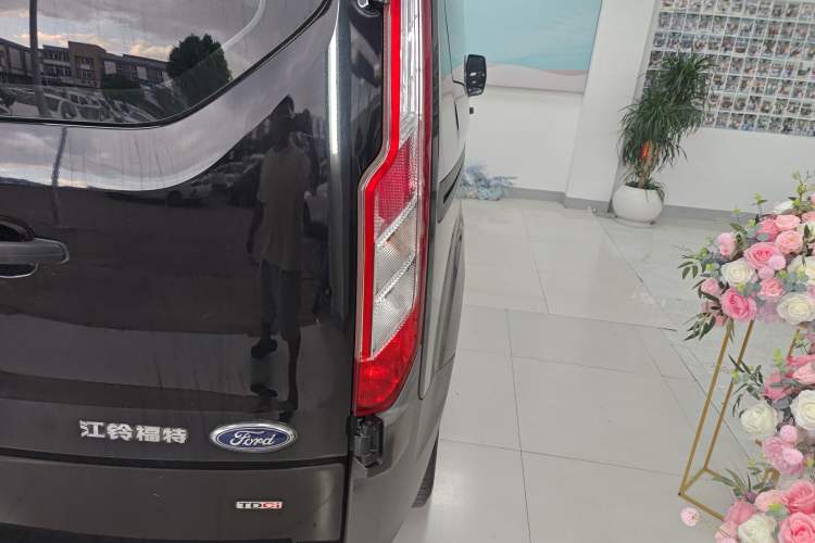 Used Ford Transit 2019 2.0T Diesel Multi-Purpose Commercial Vehicle Short Wheelbase Low Roof 6-Seater China VI Standard