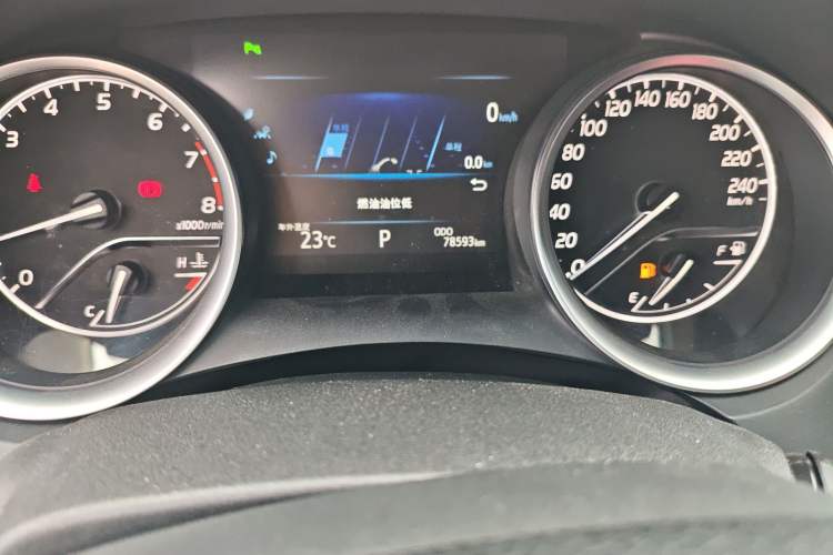 Used Toyota Camry 2018 2.0G Luxury Edition Odometer Close Up