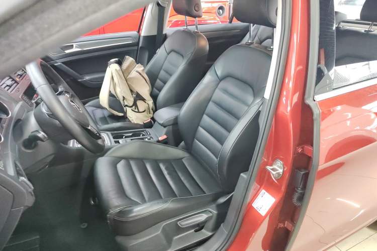 Used Volkswagen Golf 2015 1.4TSI Automatic Luxury Model Left Front Seat