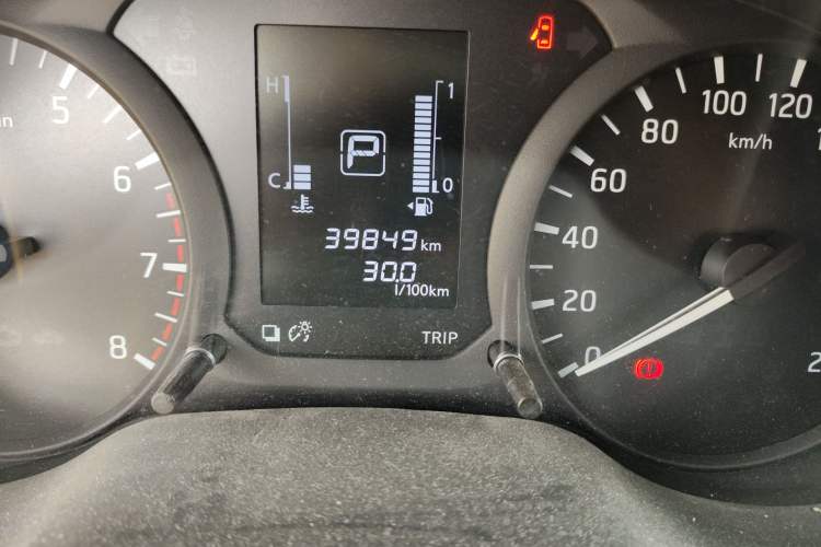 Used Nissan Navara 2017 2.5L Automatic 2WD Luxury Edition QR25 Odometer Close Up