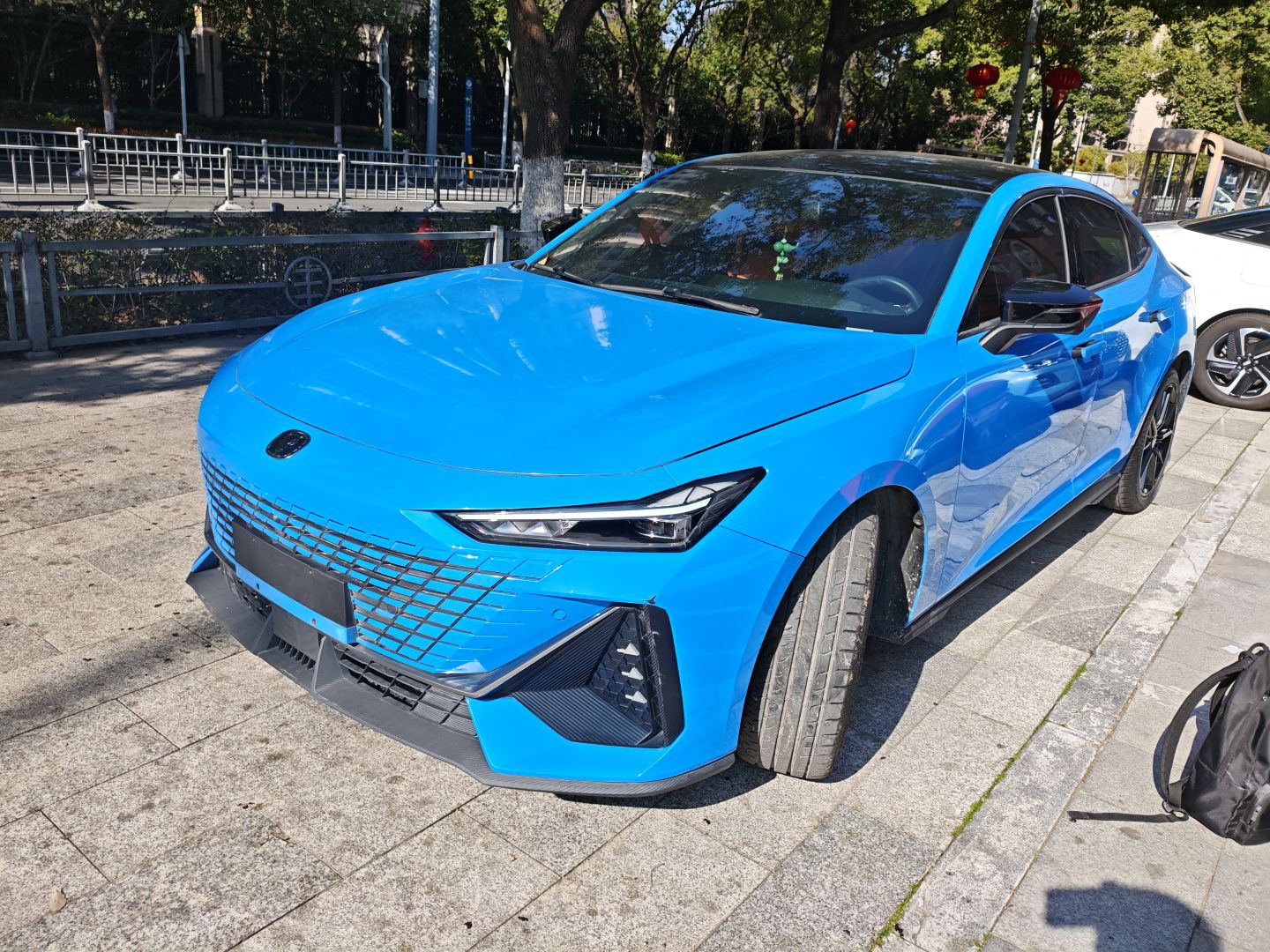 Под передней частью автомобиля