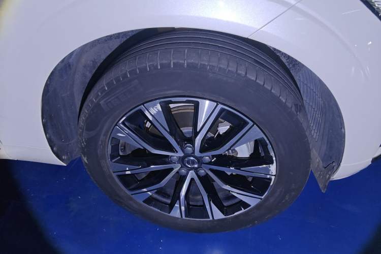 Used Volvo XC60 2023 B5 4x4 Smart Luxury Edition Right Front Wheel Hub